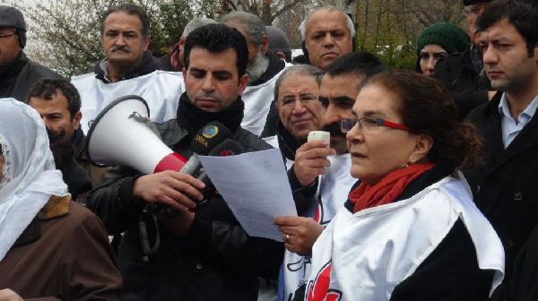 İHD üyeleri sokağa çıkma yasaklarını Meclis önünde protesto etti
