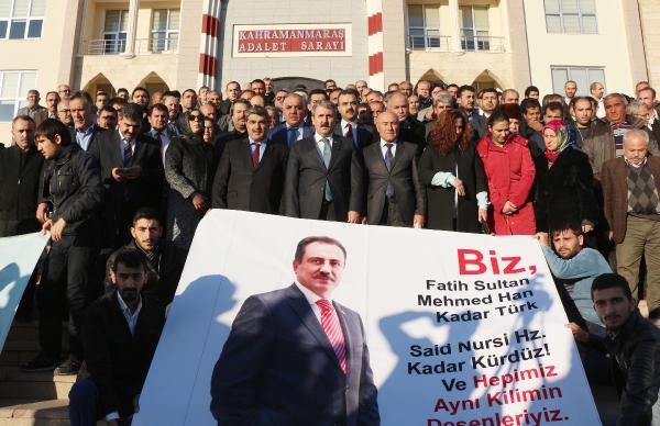 Yazıcıoğlu'nun duruşmasında poster gerginliği (2)
