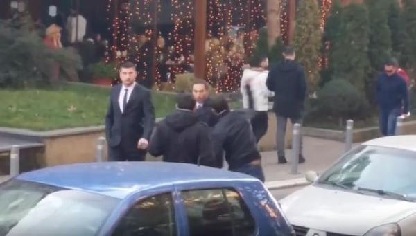 Kosova Ekonomi Bakanı’na yumurta fırlattılar