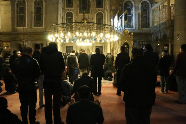 Mevlit Kandili'nde vatandaşlar Eyüp Sultan Camii'ne akın etti