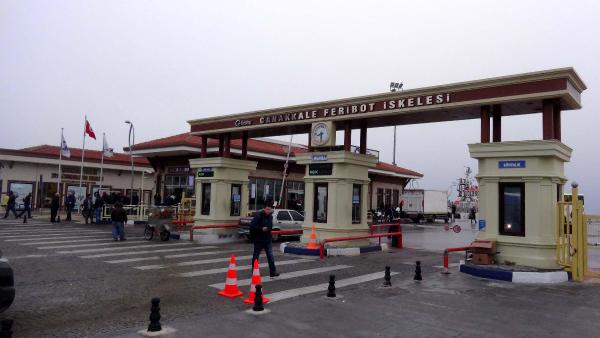 Sis Çanakkale Boğazı'nda gemi trafiğini durdurdu