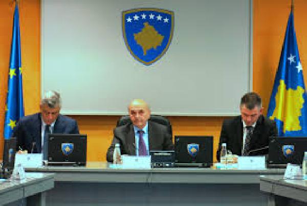 Kosova hükümeti, büyük protestolara neden olan Sırp belediyeler birliğinin kurulması anlaşmasını askıya aldı