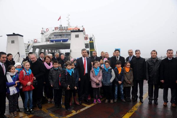 Boğazda göz gözü görmezken öğrenciler şehitliğe gönderildi
