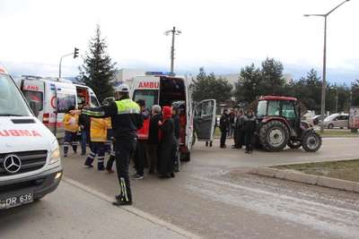 Hasta taşıyan ambulans traktöre çarptı: 2 yaralı