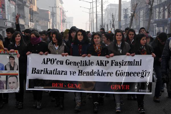 Yüksekova'da öğrenciler sokağa çıkma yasağını protesto etti