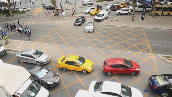 Trafikte yeni uygulama: Kavşakta 'taralı alan'
