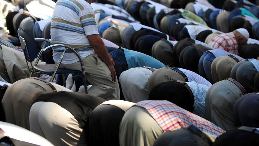 Diyanet yasakladı: Sandalyede namaz kılınmaz