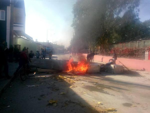 PKK yandaşları Tarsus'ta okul yaktı
