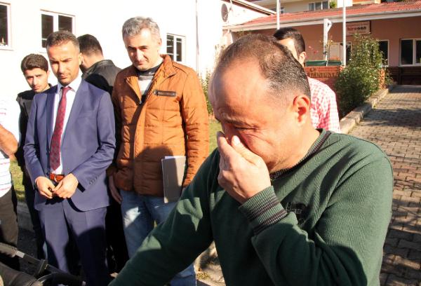 Engelli oğlunun tekerlekli sandalyesini gözyaşlarıyla aldı
