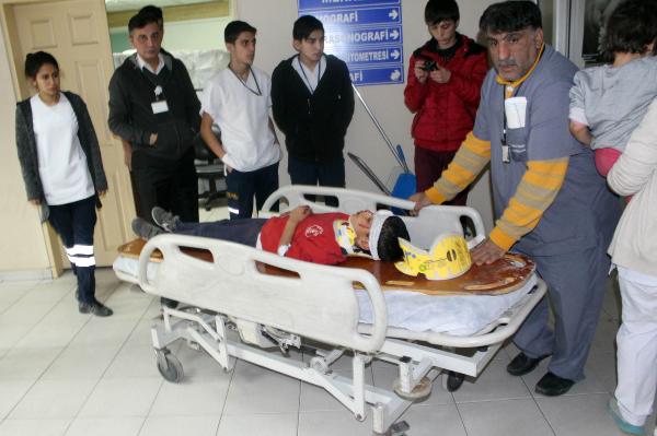 Otomobille çarpışan elektrikli bisikletteki 3'ü çocuk 4 kişi yaralandı