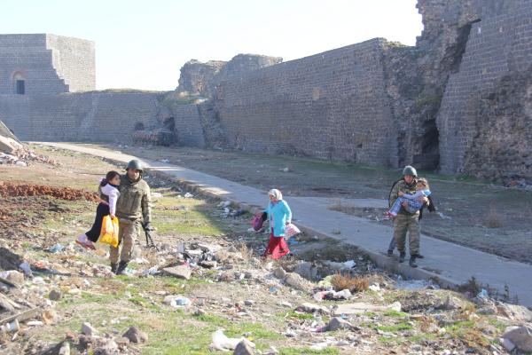 Diyarbakır Sur'dan tahliye edilen vatandaşlar : Allah rızası için operasyonu devam ettirin, bizi bu pislikten kurtarın