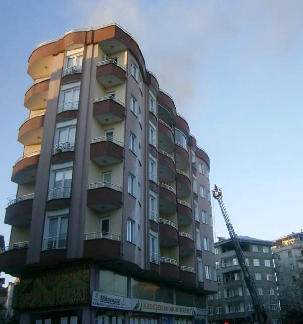 Ardeşen’de çatı yangını korkuttu