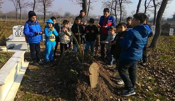 Cocuklara mezarlıkta 'ahiret' dersi