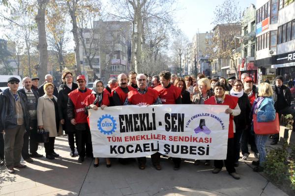 Emekliler ekmek zammını protesto etti