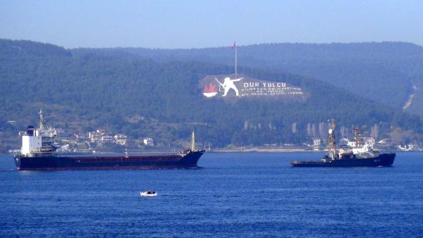 Rus askeri kargo gemisi römorkörle çekilerek Çanakkale'den geçti