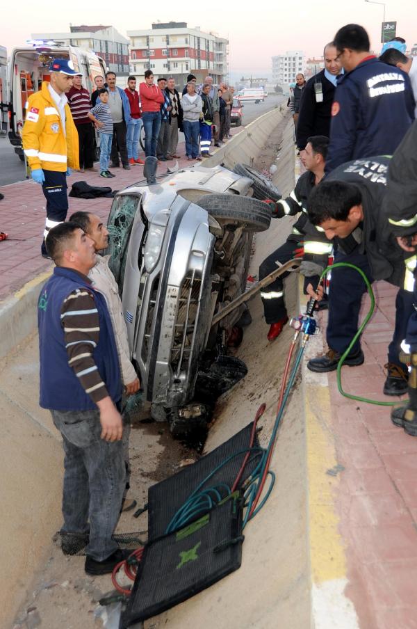 Drenaj kanalına sıkışan otomobilin altında mucize kurtuluş