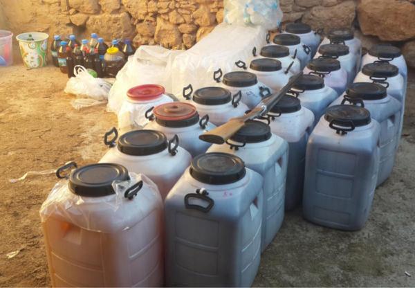 Çal'da 1490 litre kaçak üretilmiş şarap ele geçirildi