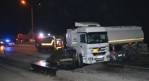 Kahramanmaraş'ta hafif ticari araç ile akaryakıt tankeri çarpıştı