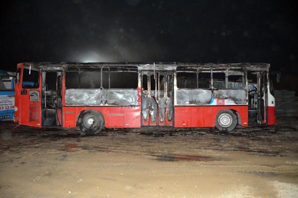 Ceyhan Kaymakamlığına ait otobüs kundaklandı