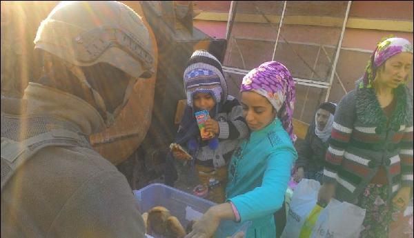 Diyarbakır Sur'da güvenlik güçlerinin vatandaşlara yardımı sürüyor