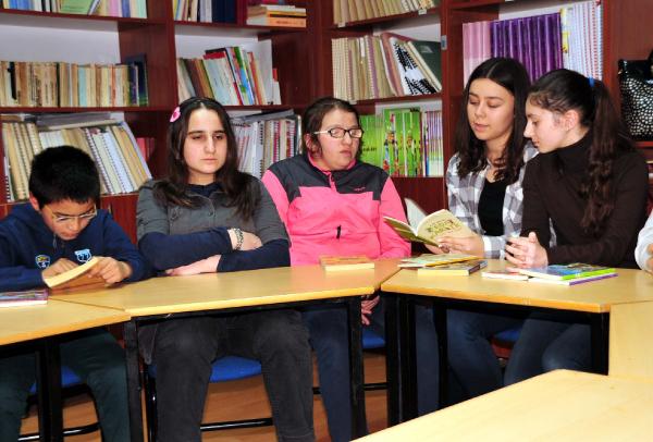 Tokatlı kadınlar görme engelli öğrencilere kitap okudu
