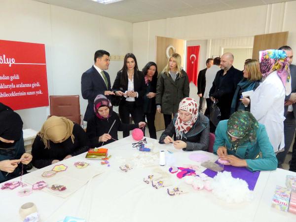 Suriyeli kadınların 'Sınırsız Atölye'de ürettikleri ünlü mağazalarda satılacak