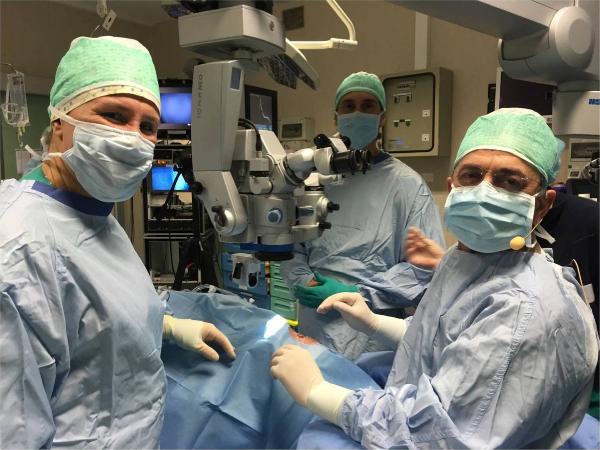 Türk doktor, canlı yayınlanan ameliyatla 83 yaşındaki İtalyan'ın yeniden görmesini sağladı