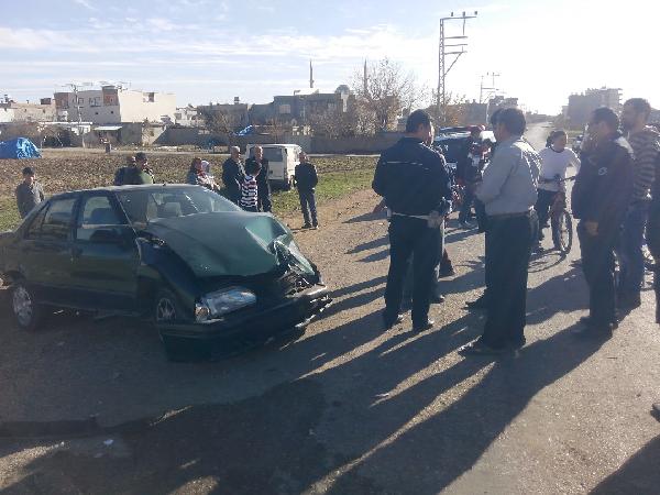 Kahta’da minibüs ile otomobil çarpıştı: 2 yaralı