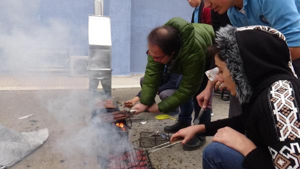 Okul bahçesinde mangal partisi
