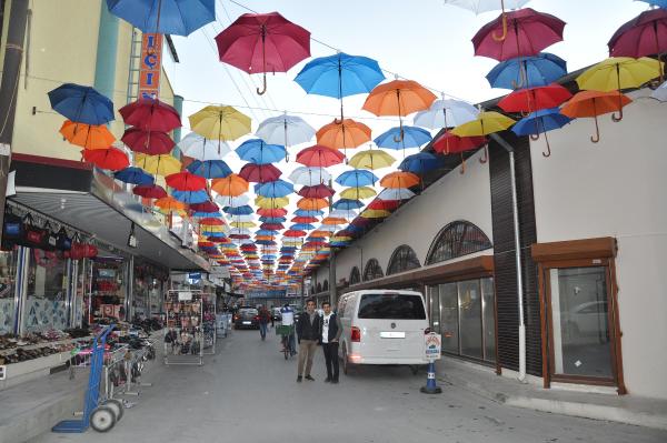 Tarsus'un Siptilli Çarşısı şemsiyelerle renklendi