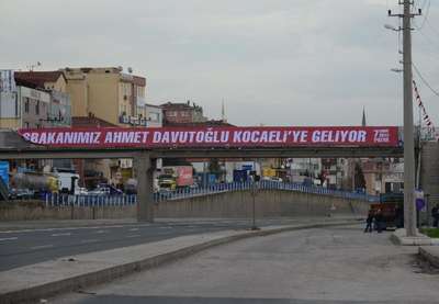 Başbakanın geleceği gün karıştırılınca, afişler toplandı