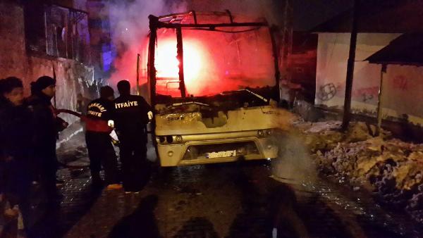 Hakkari'de İl Özel İdaresi'ne ait servis aracı kundaklandı