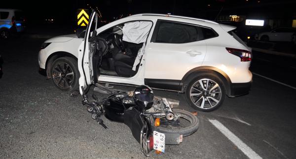 Kavşakta otomobil ile motosiklet çarpıştı: 3 yaralı