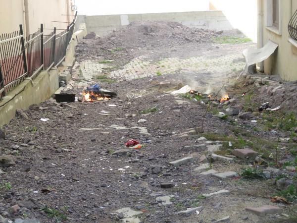 Balkon ve pencerelerde yardım beklediler