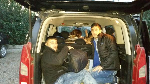 Durdurulan midibüsteki 7 kaçak yakalandı, sürücü tutuklandı