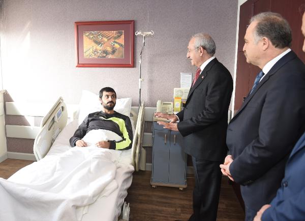 Kılıçdaroğlu, CHP Gençlik Kolları MYK üyesi Demir'i hastanede ziyaret etti