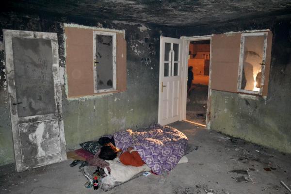 Sara hastası kadın ile oğlunun kulübedeki yaşam mücadelesi