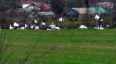 Lodosun uçurduğu straforları işçiler topladı