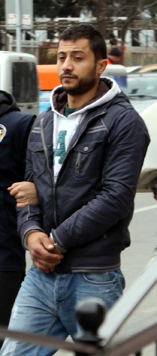 Otomobilde 4 tabanca bulundu, sürücü gözaltında