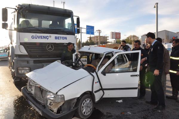 Adıyaman’da beton mikseri ile otomobil çarpıştı: 2 yaralı
