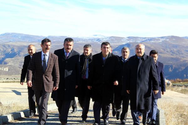 Bakan Yılmaz, Bingöl'de deprem bölgesinde incelemelerde bulundu