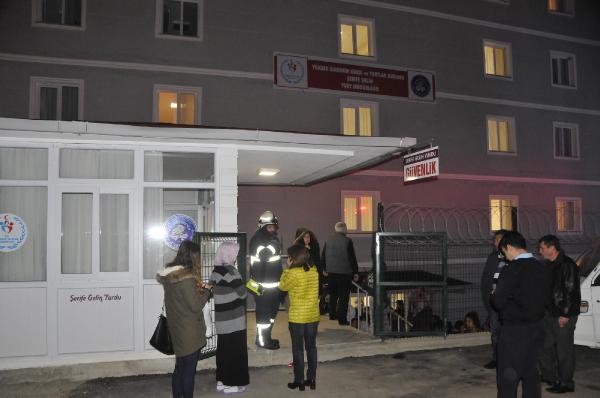 Duman dedektörüne asılan elbise askısı yurdu boşalttırdı