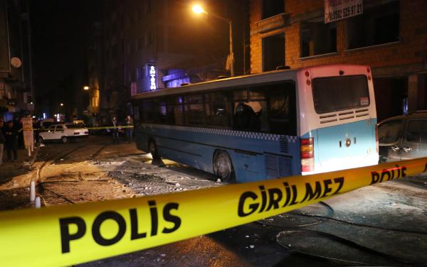 Kağıthane'de özel halk otobüsüne molotoflu saldırı