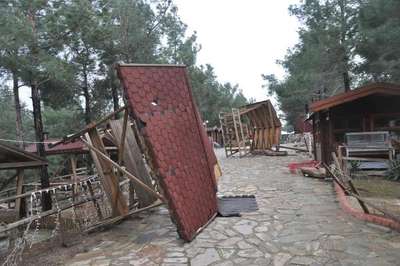 Şiddetli lodos kameriyeleri uçurdu