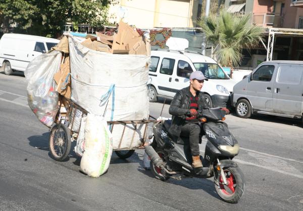 80'lik nine de, 10 yaşındaki çocuk da hurda topluyor