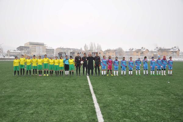 Futbolcu kızlar yedek kulübesinde ateş yakarak ısındı