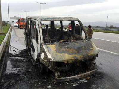 Arızalanarak yanan minibüs hurdaya döndü
