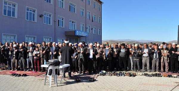 Korkuteli'de üretici yağmur duasına çıktı