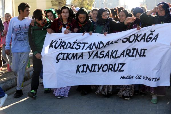 İdil'de sokağa çıkma yasaklarına protesto yürüyüşü