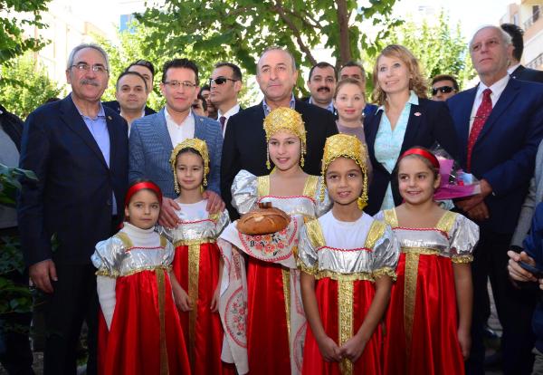 Antalya'daki Ruslar, Çavuşoğlu'na Hürrem Sultan tablosu hediye etti